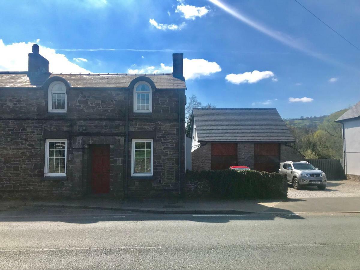 Post Office Row Apartment And Garden Crickhowell Exterior photo